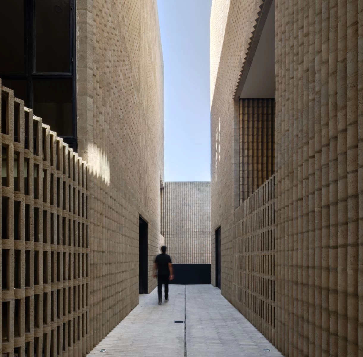 Frida Escobedo, conjunto residencial Mar Tirreno en Ciudad de México